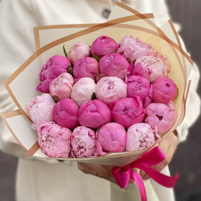 Розовый микс из 21 пиона